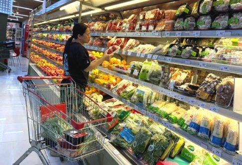 物価高騰の中スーパーマーケットで買い物するベトナムの市民