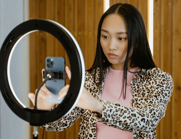 ギグワークでライブ配信を行うベトナム人女性