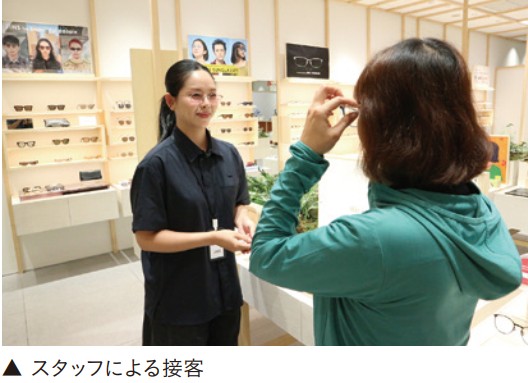 ベトナムの「JINS」スタッフによる接客風景