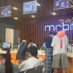 SIM登録手続きを受け付けているベトナム通信大手MOBIFONEのサービスカウンター