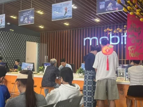 SIM登録手続きを受け付けているベトナム通信大手MOBIFONEのサービスカウンター
