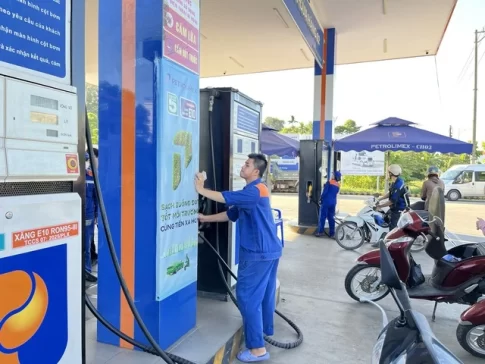 E10ガソリン販売開始に伴い設定を確認するベトナムのガソリンスタンド店員