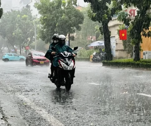 大雨のホーチミン市内を走るバイク