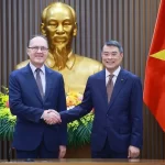 ロシアのゲンナジー・ベズデトコ駐ベトナム大使と会談したベトナムのレ・ミン・フン首相