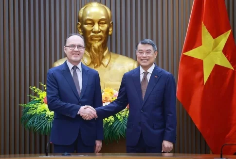 ロシアのゲンナジー・ベズデトコ駐ベトナム大使と会談したベトナムのレ・ミン・フン首相