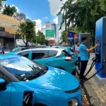 ホーチミン市内に設置されたビンファスト社のEV充電ステーション