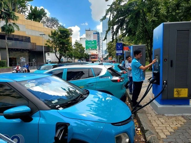 ホーチミン市内に設置されたビンファスト社のEV充電ステーション