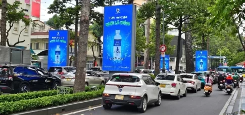 ホーチミン市内に設置された屋外広告看板