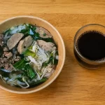 ベトナムの朝食の定番フォーとブラックコーヒー