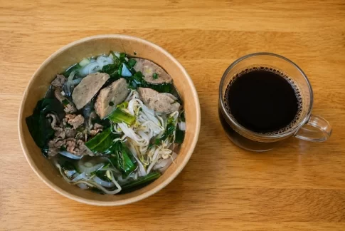 ベトナムの朝食の定番フォーとブラックコーヒー