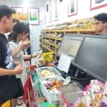 小規模小売店で買い物をするベトナムの消費者