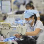 ベトナムの縫製工場で働く労働者
