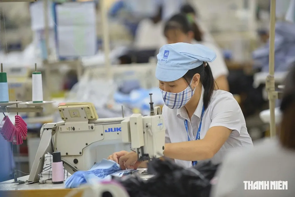 ベトナムの縫製工場で働く労働者