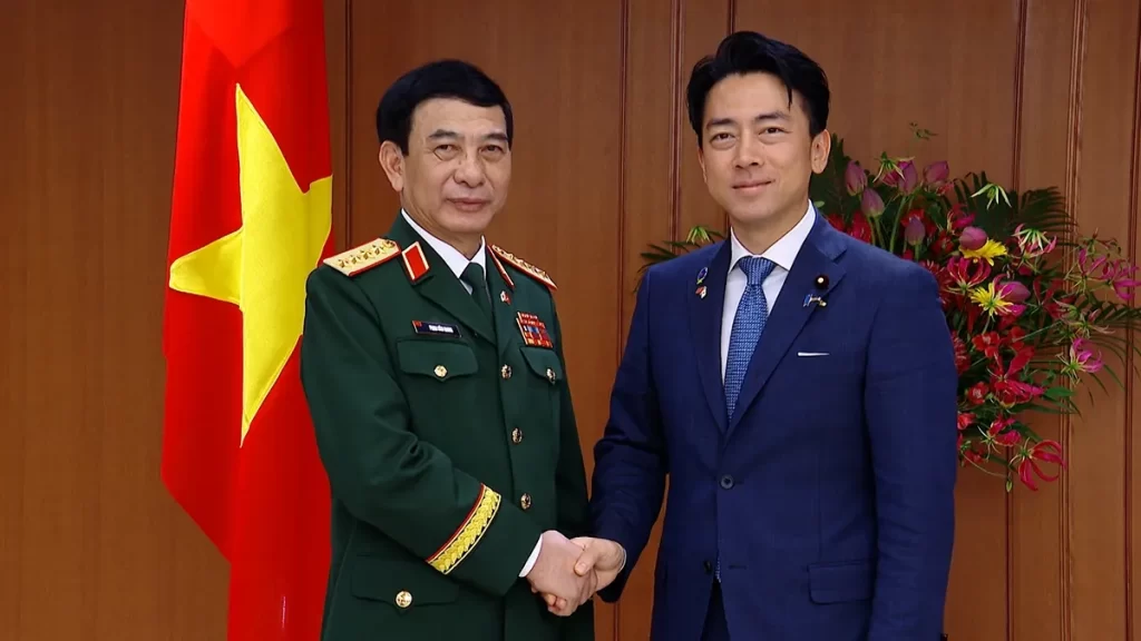 日本の防衛相で会談したファン・バン・ザン副首相兼国防相と小泉防衛大臣