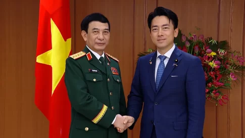 日本の防衛相で会談したファン・バン・ザン副首相兼国防相と小泉防衛大臣