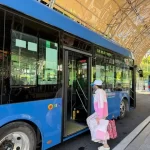 ホーチミン市の無料バスを利用する市民