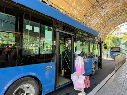 ホーチミン市の無料バスを利用する市民