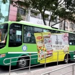 車体に広告をペイントしているホーチミン市の市バス