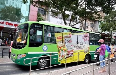 車体に広告をペイントしているホーチミン市の市バス