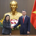 ベトナム政府庁舎で会談したベトナムのレ・ミン・フン首相と米国のジェニファー・ウィックス駐ベトナム米国大使