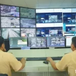 交通警察によるAIカメラによる違反検知画像の確認作業