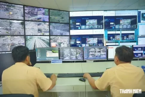 交通警察によるAIカメラによる違反検知画像の確認作業