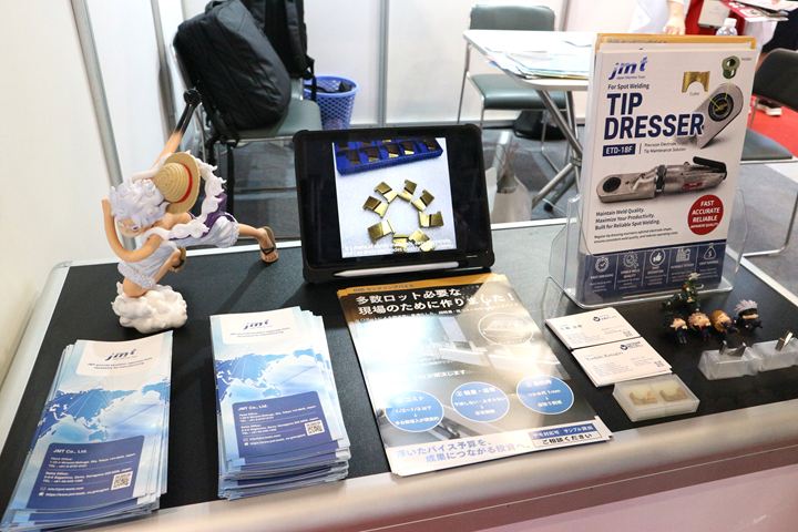 スポット溶接の電極チップのメンテナンスツールを展示するジェイエムティのブース
