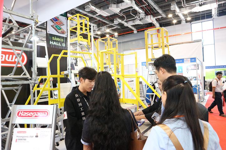 ハセガワベトナムが展示した手すり付きの作業台や高機能脚立