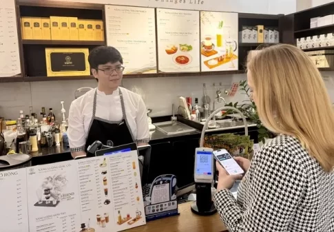 ベトナムの飲食店のQR決済の様子