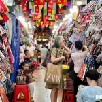 ベトナムの伝統的な市場で買い物する外国人