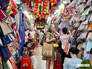 ベトナムの伝統的な市場で買い物する外国人