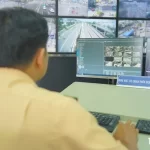 交通違反の画像を確認するベトナムの交通警察官