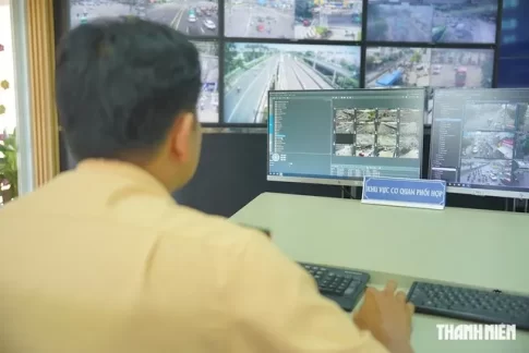 交通違反の画像を確認するベトナムの交通警察官
