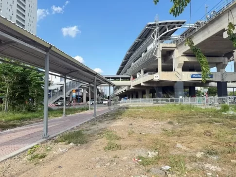 工事中のメトロへつながる屋根付き歩道
