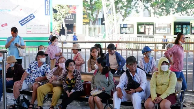無料の市バスを利用するホーチミン市の市民