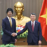 シンガポールのラジパル・シン駐ベトナム大使とベトナムのレ・ミン・フン首相