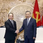 フィリピン国家安全保障会議のエドゥアルド・SL・オバン・ジュニア顧問とベトナムのトー・ラム書記長兼国家主席