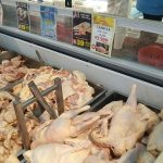 ベトナムのスーパーマーケットで販売される鶏肉