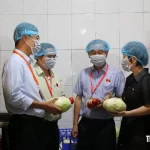 給食事業者を視察するホーチミン市人民評議会視察団