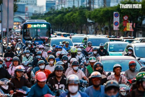 ホーチミン市内のバイクによる交通渋滞の様子