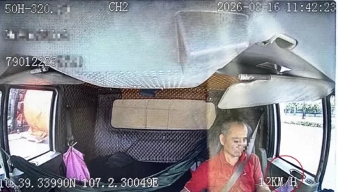 車載カメラの映像で運転中のスマホ使用が確認されたドライバー