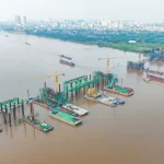 ハノイのホン川で建設中のチャンフンダオ橋