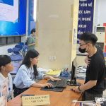 就職支援窓口を訪れるベトナム人の若者
