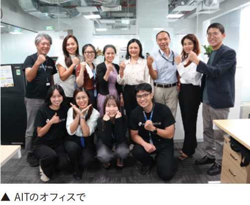 AITオフィス内での社員との記念撮影
