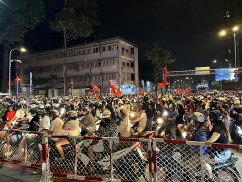 ASEANカップでのベトナムの優勝を祝うベトナムの市民たち