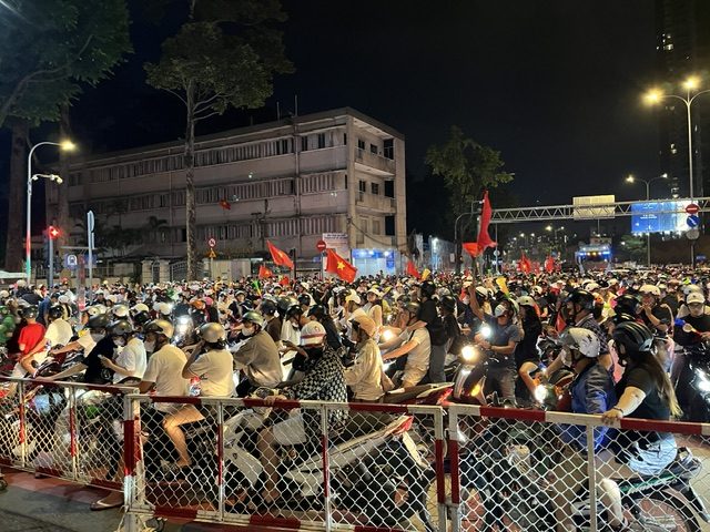 ASEANカップでのベトナムの優勝を祝うベトナムの市民たち