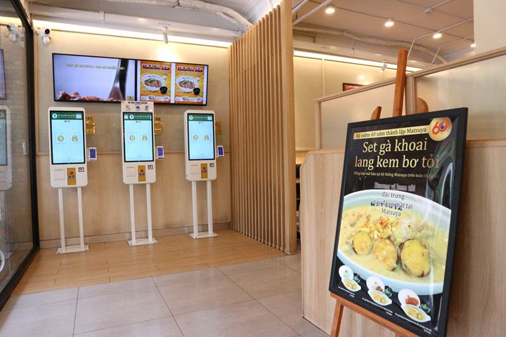 ホーチミン市の松屋店舗内に設置されたタッチパネル式注文システム