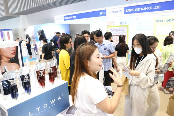 ULTOWAの展示ブースに集まった女性