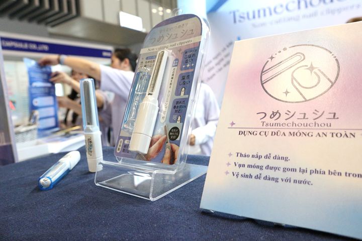 菅野株式会社が展示した切らない爪切り「つめシュシュ」