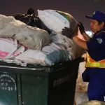 ホーチミン市内のごみ収集作業員